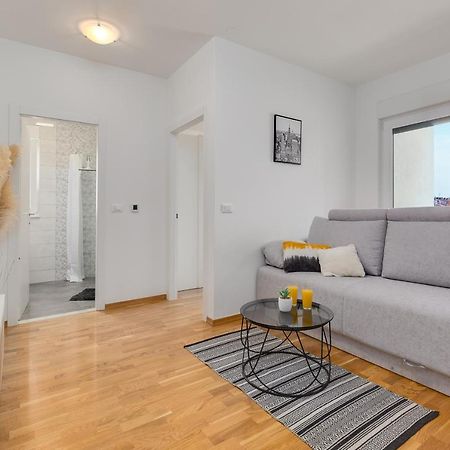 Apartment Roni + Besplatan Parking Zadar Exterior foto