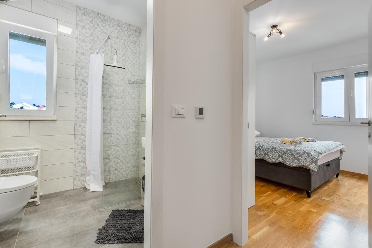 Apartment Roni + Besplatan Parking Zadar Exterior foto