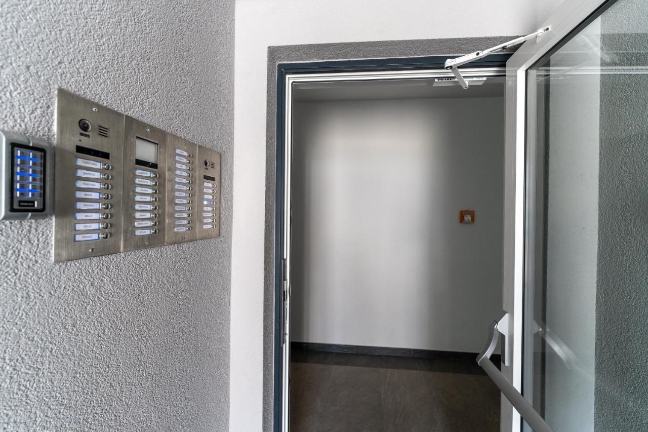 Apartment Roni + Besplatan Parking Zadar Exterior foto