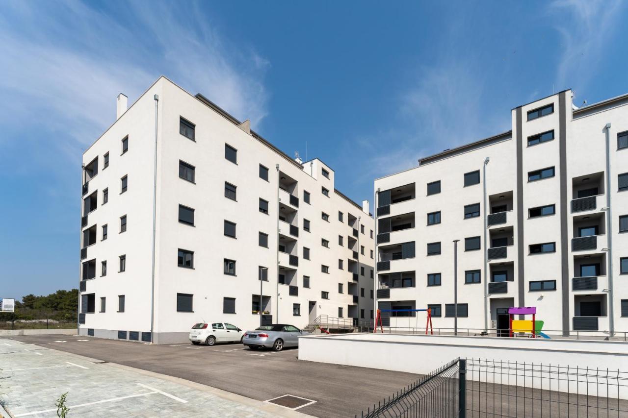 Apartment Roni + Besplatan Parking Zadar Exterior foto